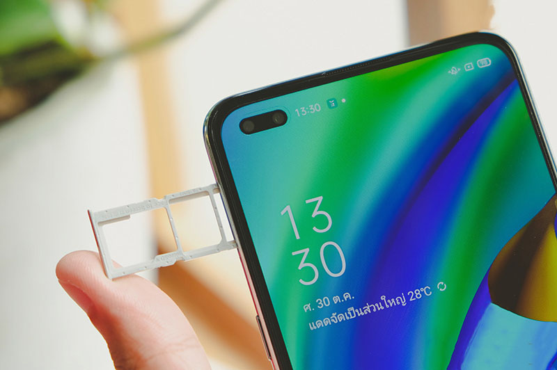 D&ugrave;ng th&ecirc;m khung SIM để lắp